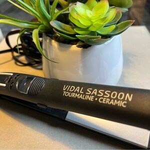 SALE ☘️ VIDAL SASSOON tourmaline ceramic flat iron